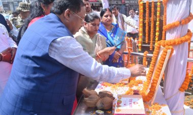 गांधी जयंती पर प्रभारी मंत्री रामविचार नेताम ने मनेंद्रगढ़ में महात्मा गांधी और लाल बहादुर शास्त्री को किया नमन