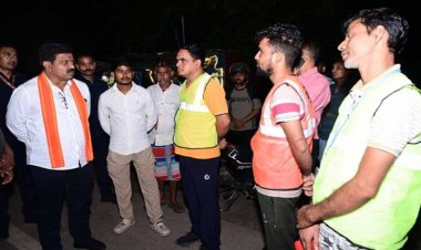 कवर्धा-बेमेतरा मार्ग पर पशुओं को देख उप मुख्यमंत्री विजय शर्मा ने अधिकारियों को लगाई फटकार