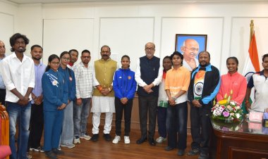 राज्यपाल  रमेन डेका से प्रदेश के उत्कृष्ट खिलाड़ियों ने की सौजन्य भेंट