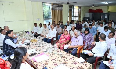 रायपुर पश्चिम में विकास कार्यों की समीक्षा: विधायक राजेश मूणत ने जोन क्रमांक 1, 2 एवं 5 के अधिकारियों को दिए आवश्यक निर्देश