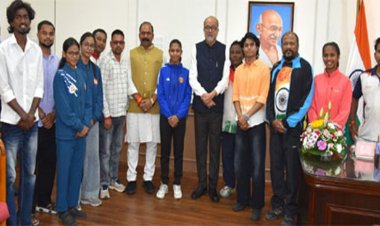 राज्यपाल डेका से प्रदेश के उत्कृष्ट खिलाडिय़ों ने की सौजन्य भेंट