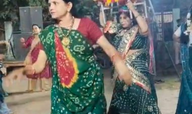 मां को प्रसन्न करने के लिए गरबा नृत्य किया जाता है। इस दौरान दीप प्रज्वलित कर महिलाएं ताली, डंडा, मंजीरा आदि बजाते हुए उसके चारों ओर गरबा नृत्य करती है। 
