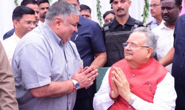  विधानसभा अध्यक्ष डॉ. रमन सिंह को जन्मदिन की बधाई देने पहुंचे पर्यटन मंत्री  राजेश अग्रवाल