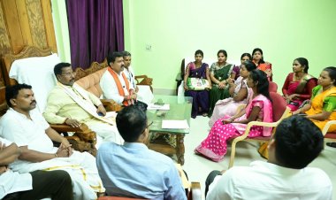 उप मुख्यमंत्री श्री शर्मा ने महिलाओं को प्रोत्साहित करते हुए कहा कि एनपीओपी प्रमाणन मिलने के बाद अब दण्डक ब्रांड के उत्पादों को राष्ट्रीय एवं अंतरराष्ट्रीय बाजारों तक पहुंचाने की दिशा में योजनाबद्ध तरीके से कार्य करने की आवश्यकता है।