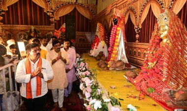  देवी पंडाल बने जनसमस्या निवारण के केंद्र, उप मुख्यमंत्री विजय शर्मा ने मां दुर्गा के चरणों में बैठकर सुनीं ग्रामीणों की समस्याएं