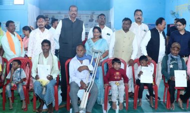 ट्राइसाइकिल मिलने से हीरे सिंह निषाद के लिए आवागमन हुआ आसान, दिव्यांगजन के जीवन में आई सहूलियत पहले बैसाखी के सहारे चलते थे हरे सिंह, अब स्वयं आ-जा सकेंगे आसानी से