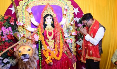 वित्त मंत्री एवं रायगढ़ विधायक  ओ.पी. चौधरी ने शारदीय नवरात्रि के पावन अवसर पर रायगढ़ शहर के विभिन्न स्थानों पर स्थापित दुर्गा पूजा पंडालों में पहुँचकर माँ दुर्गा की विधि-विधान से पूजा-अर्चना की।
