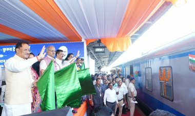  केंद्रीय रेल मंत्री अश्विनी वैष्णव और मुख्यमंत्री  विष्णु देव साय  ने रावघाट - रायपुर एवं रायपुर - कुरूद यात्री रेल सेवाओं को दिखाई हरी झंडी