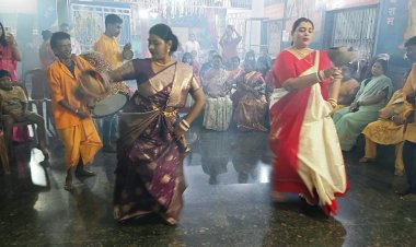 माँ की प्रसन्नता के लिए भक्तों ने किया आकर्षक धुनुची नृत्य