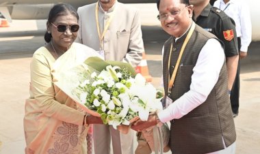 मुख्यमंत्री विष्णु देव साय ने महामहिम राष्ट्रपति श्रीमती द्रौपदी मुर्मू का रायपुर पहुंचने पर एयरपोर्ट में स्वागत किया 
