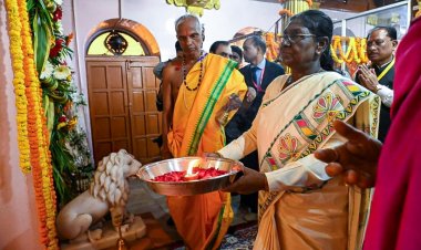  राष्ट्रपति श्रीमती द्रौपदी मुर्मु ने माँ दंतेश्वरी की पूजा-अर्चना कर देशवासियों की सुख-समृद्धि और खुशहाली की कामना की