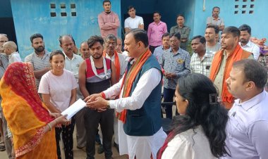 बस  हादसे में मृत यात्रियों के घर-घर पहुंचे स्वास्थ्य मंत्री श्याम बिहारी जायसवाल, पुष्प अर्पित कर दी श्रद्धांजलि