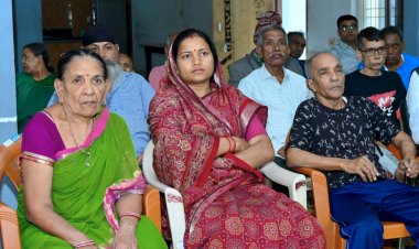 वृद्धजनों के साथ मंत्री श्रीमती लक्ष्मी राजवाड़े ने सुनी ‘मन की बात’