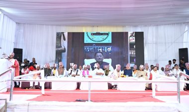 मुख्यमंत्री  विष्णु देव साय ने बाबा कार्तिक उरांव की जन्मशताब्दी पर उनकी आदमकद प्रतिमा का किया अनावरण