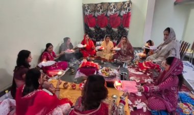 करवा चौथ के पावन पर्व पर सुहागिन महिलाओं ने पारंपरिक रीति-रिवाजों एवं धार्मिक श्रद्धा के साथ की पूजा-अर्चना ।