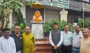 लौह पुरुष भारत रत्न भारत गणराज्य के प्रथम उपप्रधानमंत्री सरदार वल्लभ भाई पटेल का जयन्ती पर रायपुर उत्तर विधायक पुरंदर मिश्रा एवं नगर के गणमान्यजनों, वरिष्ठ नागरिकों, सामाजिक कार्यकर्त्ताओं, आमजनों ने किया सादर नमन