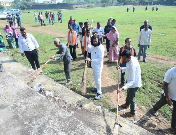 सेवा संकल्प अभियान के तहत मंदिर हसौद में स्वच्छता अभियान और आरंग में ‘सेवा सेतु’ कार्यक्रम में हुए शामिल