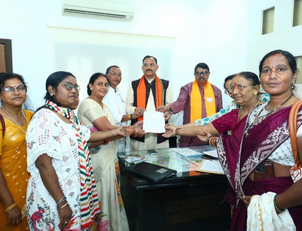 सहयोग केंद्र में स्वास्थ्य मंत्री श्यामबिहारी जायसवाल ने किया कार्यकर्ताओं से संवाद