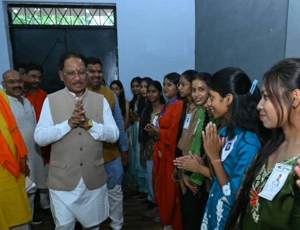 सेवा संकल्प अभियान- 'सेवा के रंग' कार्यक्रम के तहत निर्मित भव्य रंगोली का मुख्यमंत्री  विष्णु देव साय ने किया अवलोकन