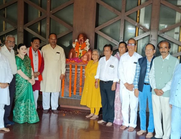 स्वतंत्रता संग्राम सेनानी स्वर्गीय  कमल नारायण शर्मा का जयन्ती पर सभापति सूर्यकान्त राठौड़ एवं संस्कृति विभाग अध्यक्ष अमर गिदवानी, गणमान्यजनों, सामाजिक कार्यकर्त्ताओं, महिलाओं, वरिष्ठ नागरिकों ने किया सादर नमन