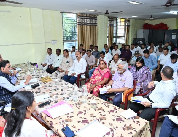रायपुर पश्चिम में विकास कार्यों की समीक्षा: विधायक राजेश मूणत ने जोन क्रमांक 1, 2 एवं 5 के अधिकारियों को दिए आवश्यक निर्देश