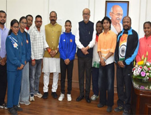 राज्यपाल डेका से प्रदेश के उत्कृष्ट खिलाडिय़ों ने की सौजन्य भेंट