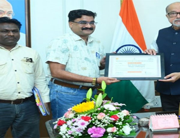 राज्यपाल से गेड़ी नर्तक अनिल गढ़ेवाल ने की भेंट