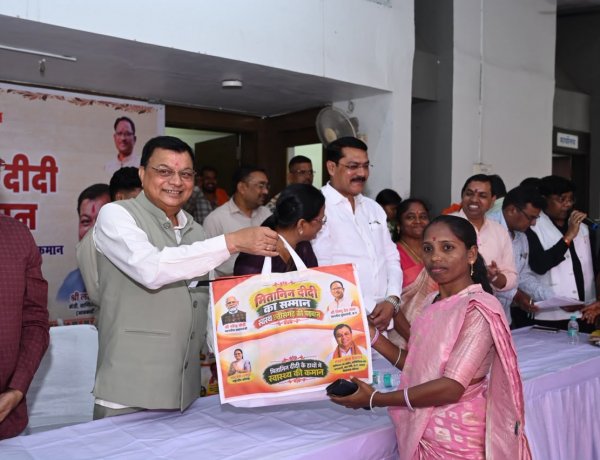 सेवा संकल्प अभियान के तहत मितानिन दीदियों का कैबिनेट मंत्री  लखन लाल देवांगन ने किया सम्मान, जनसेवा में योगदान की सराहना की