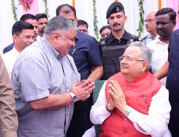  विधानसभा अध्यक्ष डॉ. रमन सिंह को जन्मदिन की बधाई देने पहुंचे पर्यटन मंत्री  राजेश अग्रवाल