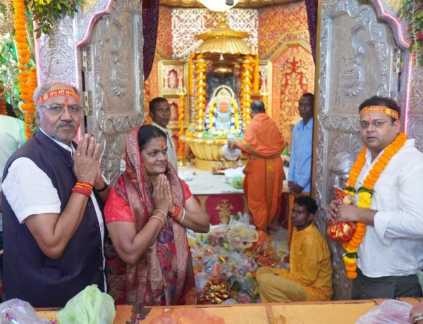 शारदीय नवरात्रि की महाष्टमी पर सांसद बृजमोहन अग्रवाल ने सपरिवार किए माँ बम्लेश्वरी के दर्शन; प्रदेशवासियों की सुख-समृद्धि और खुशहाली की कामना की