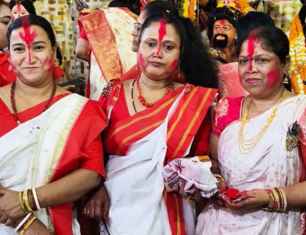 सुहागिनों ने सिंदूर खेलकर माँ दुर्गा को दी विदाई