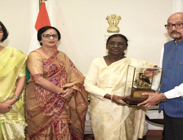 राष्ट्रपति द्रौपदी मुर्मु को राज्यपाल रमेन डेका ने भेंट की पहाड़ी मैना की प्रतिकृति