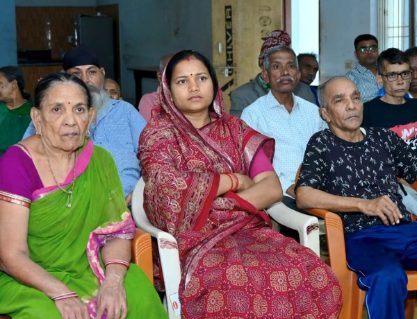 वृद्धजनों के साथ मंत्री श्रीमती लक्ष्मी राजवाड़े ने सुनी ‘मन की बात’