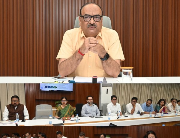 शासकीय योजनाओं के क्रियान्वयन और निर्माण कार्यों में तेजी लाई जाए : मुख्य सचिव श्री विकासशील