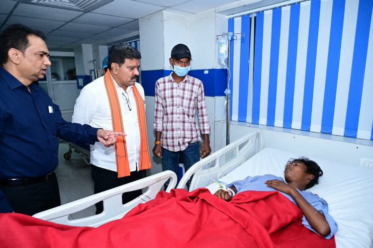  उप मुख्यमंत्री  विजय शर्मा ने अस्पताल पहुंचकर जाना सड़क हादसे में घायलों का हाल