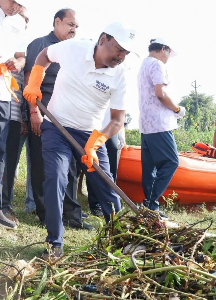 सेवा संकल्प अभियान : सेवा मेरा योगदान : वन मंत्री  केदार कश्यप ने बीजापुर के महादेव तालाब में श्रमदान कर दिया स्वच्छता का संदेश