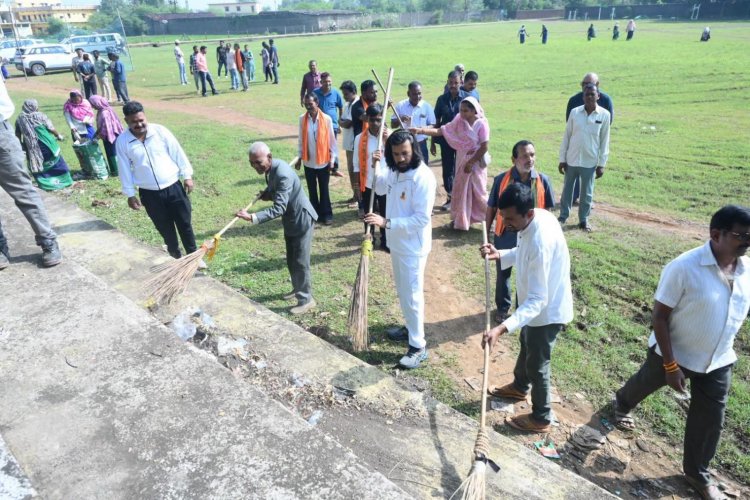 सेवा संकल्प अभियान के तहत मंदिर हसौद में स्वच्छता अभियान और आरंग में ‘सेवा सेतु’ कार्यक्रम में हुए शामिल