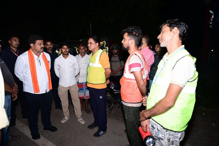 कवर्धा-बेमेतरा मार्ग पर पशुओं को देख उप मुख्यमंत्री  विजय शर्मा ने अधिकारियों को लगाई फटकार