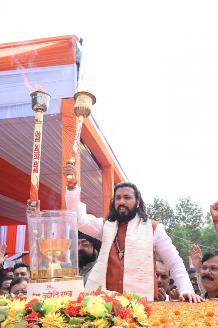 सेवा ज्योति यात्रा में जांजगीर में उमड़ा विशाल जनसैलाब मंत्री गुरु खुशवंत साहेब मुख्य अतिथि के रूप में हुए शामिल, प्रधानमंत्री नरेंद्र मोदी के लाइव उद्बोधन से जुड़े हजारों कार्यकर्ता