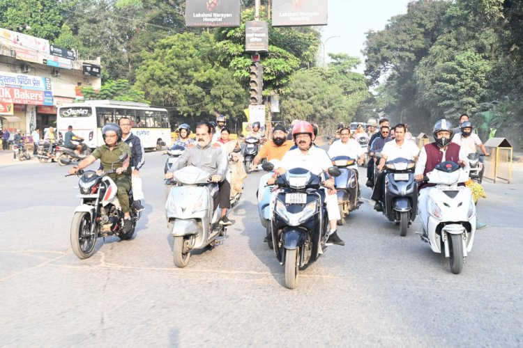 उप मुख्यमंत्री  अरुण साव निकले स्कूटी पर, शहर भ्रमण कर सफाई और निर्माण कार्यों का किया निरीक्षण