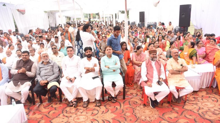 प्रधानमंत्री के सेवा, सुशासन एवं राष्ट्रनिर्माण के कार्यो को जन-जन तक पहंुचाने तथा विकसित भारत के संकल्प को दोहराने का संदेश दिया गया।