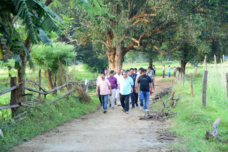 हाथी प्रभावित गांवों में पहुंचे पर्यटन मंत्री राजेश अग्रवाल, ग्रामीणों से मिलकर जाना हाल, अधिकारियों को दिए त्वरित राहत के निर्देश