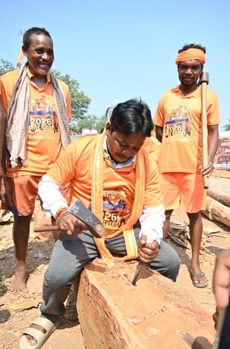 विश्वप्रसिद्ध बस्तर दशहरा के रथ निर्माण में सांसद महेश कश्यप ने किया श्रमदान
