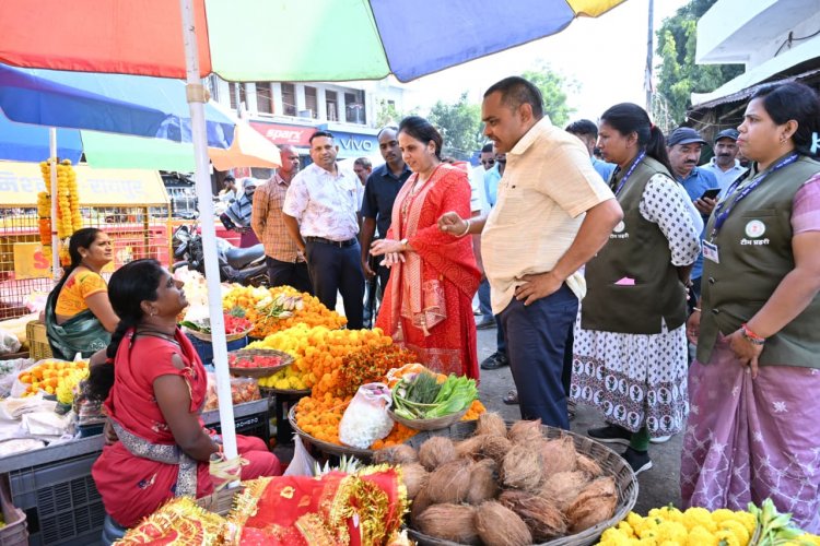 महापौर मीनल चौबे ने महामाया मन्दिर पहुंचमार्ग की नवरात्रि में सफाई व्यवस्था का किया औचक निरीक्षण, विशेष सफाई अभियानपूर्वक नवरात्रि में जारी रखने के दिए कड़े निर्देश