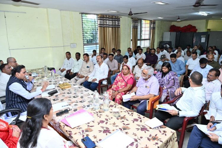रायपुर पश्चिम में विकास कार्यों की समीक्षा: विधायक राजेश मूणत ने जोन क्रमांक 1, 2 एवं 5 के अधिकारियों को दिए आवश्यक निर्देश