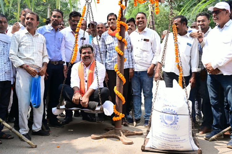 गन्ने का मूल्य 425 रुपये प्रति क्विंटल होने पर किसानों में उत्साह, उप मुख्यमंत्री श्री विजय शर्मा को शक्कर की बोरियों से तौलकर जताया आभार