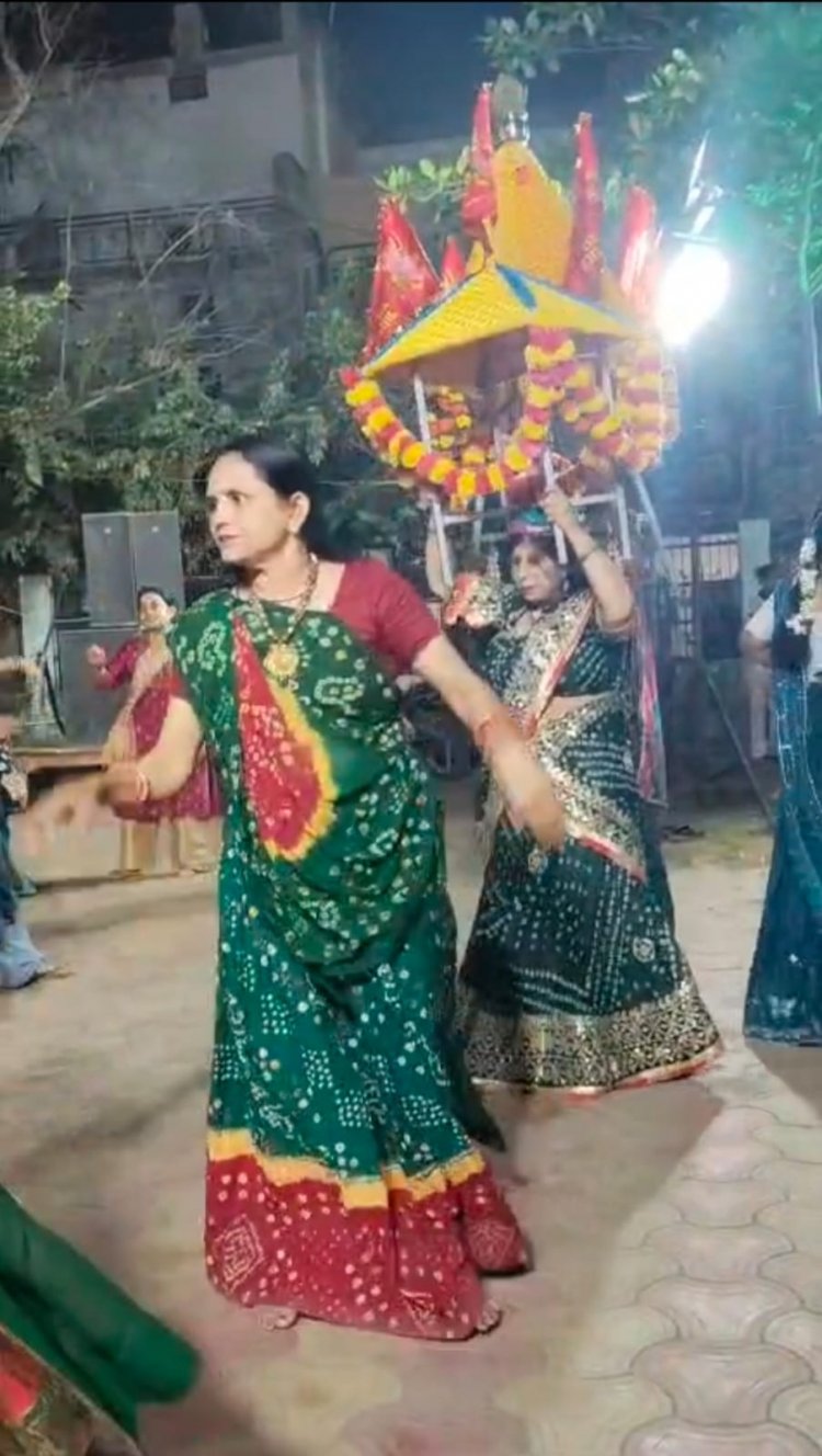 नवरात्री में Maa Durga को प्रसन्न करने लिए गरबा डांडिया का रास |