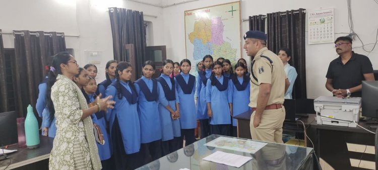51 छात्राओं को साइबर सुरक्षा, बाल अधिकारों और शासकीय योजनाओं की दी गई जानकारी