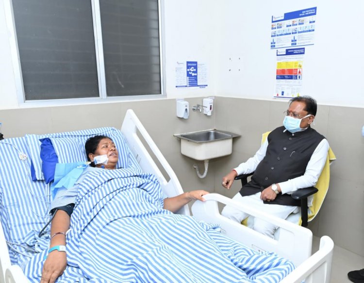 मुख्यमंत्री  विष्णुदेव साय ने जशपुर विधायक श्रीमती रायमुनि भगत से अस्पताल में की मुलाकात, शीघ्र स्वास्थ्य लाभ की कामना की