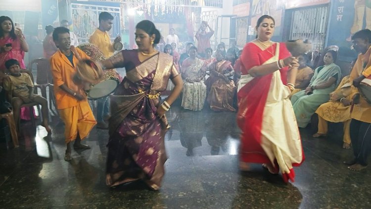 माँ की प्रसन्नता के लिए भक्तों ने किया आकर्षक धुनुची नृत्य